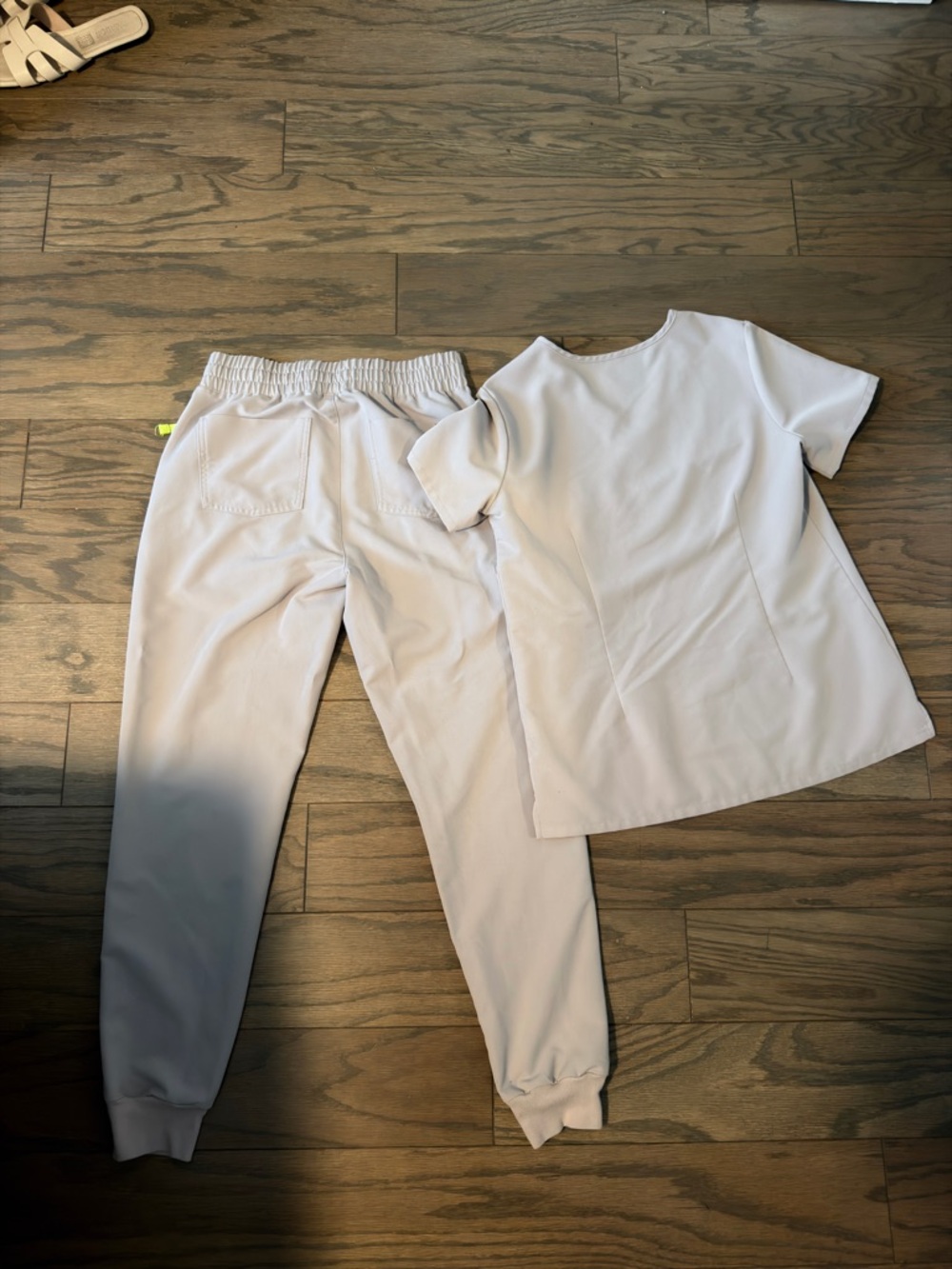 FIGS Slate scrub set Top & Jogger pants - Picture 4 of 7